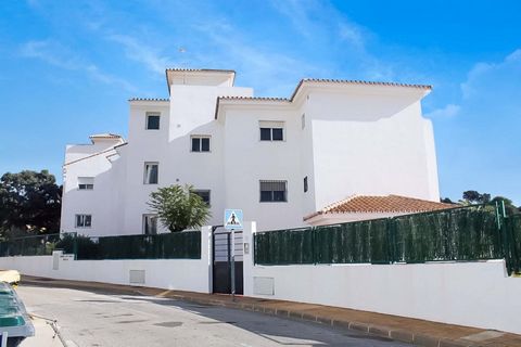 Charming 3 bedroom apartment in Alhaurín Golf Urbanization This property is located in a peaceful and secured urbanization surrounded by golf course and beautiful mountain landscapes. It is in excellent condition and boast 3 bedrooms with fitted ward...