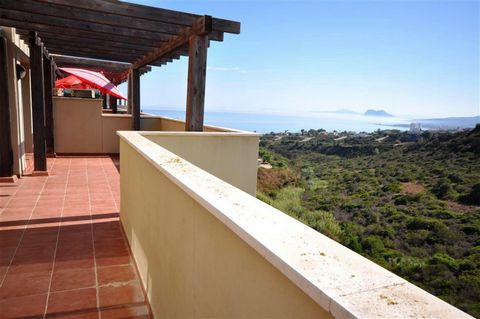 Nice penthouse with panoramic sea views, located in te exclusive urbanization Rock Bay. Gated community with mature gardens, swimming pool and paddle court. Only five minutes drive to Sotogrande, surrounded by the best golf courses of the area. Accom...