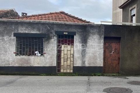 Identificação do imóvel: ZMPT548159 This house is located on Rua 5 de Outubro in Avintes, about 1km from the N222 and the A20 access. Its location is privileged, with all kinds of trade at the door. According to the Urban Building Book: Construction ...
