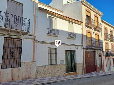 Exclusief voor ons. Deze gemeubileerde woning met 3 slaapkamers van 149m2 is gelegen in het centrum van Luque, in de provincie Cordoba, Andalusië, Spanje. Het herenhuis is verdeeld over 2 verdiepingen, een grote zolder, een patio, een terras en een t...