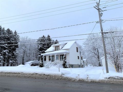 Vaste terrain boisé et paysager de près de 63,000 pieds carrés, logement 3½ non loué au s-sol de la maison, site commercial stratégique, zonage unifamilial, 4 logements et commercial. C1-Services administratifs et C2-Vente au détail et services À la ...