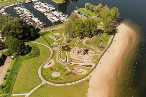 Dit luxe, gelijkvloerse en vrijstaande chalet staat op het waterrijke vakantiepark Recreatiepark Het Esmeer. Het ligt in de Gelderse bossen, direct aan recreatieplas het Esmeer en op ca. 22 km. van 's-Hertogenbosch. Het chalet en comfortabel en compl...