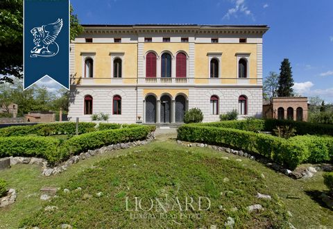 A pochi chilometri dal centro città di Firenze è ubicata questa villa in vendita di valore storico. La proprietà ha una superficie interna di oltre 1.000 mq su tre livelli composta da ventisei vani, mentre esternamente è interamente circondata da un ...