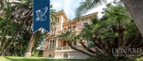 Cette villa de luxe exceptionnelle en Ligurie est un bâtiment Art Nouveau et est à l'origine du 19ème siècle. La maison a une surface de 1500 mètres carrés, se compose de cinq étages et dispose de grands espaces lumineux décorés de détails préci...