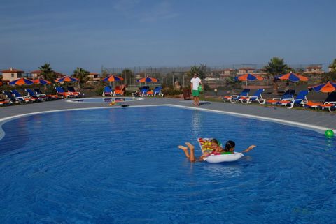 El nuevo Village Club de Pierre & Vacances Fuerteventura Origo Mare , el resort más grande de las islas Canarias permite el alquiler de villas suites que están reagrupadas en oasis cada uno con piscina. Este complejo de vacaciones ofrece también en t...