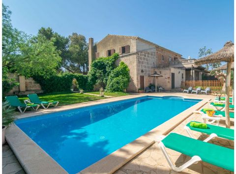 Cette charmante maison est située à Campos, dispose d'une piscine privée et d'un jardin et est idéale pour 10 personnes. Vous aurez accès à une piscine privée au chlore de 10m x 5m avec une profondeur comprise entre 1,1m et 1,8m. Entourée d'un jardin...