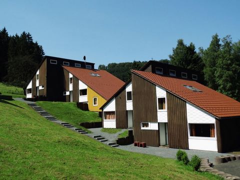 This holiday park is situated in the mountains of the High Sauerland Untervalme, 20 km from Winterberg and 32 km from Willingen. The cozy and newly renovated rooms are right on the edge of the forest. You can choose from one of 10 houses that were bu...