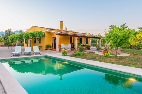 Welcome to this country house with private pool in Inca, in the center of Mallorca and with capacity for 6 guests. The city of Inca offers many services, supermarkets, shops and a nice old town with the church. We recommend you try our Mallorcan cuis...
