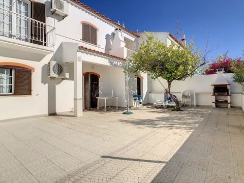 The house is located near local shops, restaurants and the famous pedestrian street in the center of Altura as well as less than 15 minutes walk from the famous beach of Alagoa. The house currently has 2 independent apartments, on the ground floor: e...