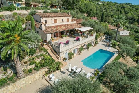 absolute calm, out of sight and in an exceptional environment, this Provencal villa of about 300m2 offers a magnificent view over the city and the hills of the Esterel. Extremely bright the property offers : On one main level, a large entrance hall l...
