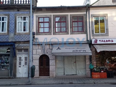 Edificio de 1951 en venta en la Rua Antero de Quental, entre la Constitución y Damián de Gois. Esta propiedad integra el perímetro de ARU (área de rehabilitación urbana) en el centro de Oporto, donde las obras de rehabilitación y ampliación pueden se...