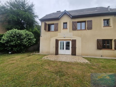 LOURDES, quiet and sunny residential area, house in good general condition of 135 m2 of living space with garden of 300 m2. House from the 80s built in traditional, composed of a living room with fireplace-insert opening onto a terrace and the garden...