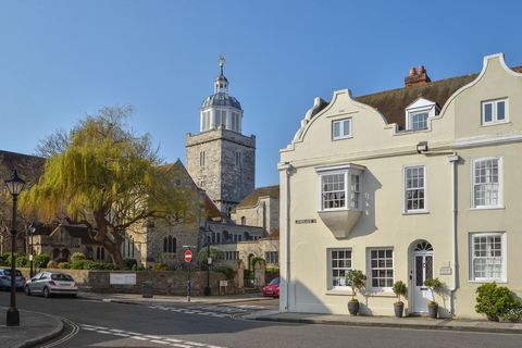 PROPERTY SUMMARY Many Cargoes is a prominent, recognised Grade II* Listed corner property with Dutch gable facias on two elevations, being located on the corner of Lombard Street and St. Thomas's Street with views over Portsmouth Cathedral grounds fr...