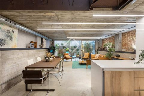 This spectacular 130 m 2 loft is a masterpiece of industrial design and contemporary sophistication, since from the moment we enter we are immersed in a unique world of style and personality. Its robust and elegant polished concrete floor creates a s...