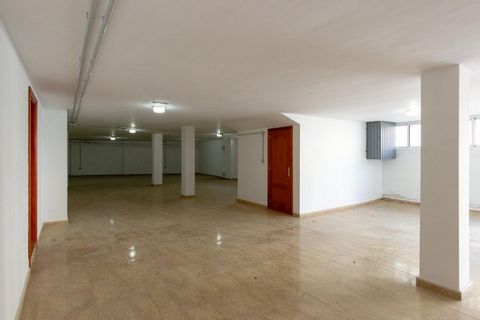 Spectacular premises in the urban area of Guía de Isora, located on Guarpía Street, a very quiet and clear area. The surface is 210 square meters with direct and independent access from the street. Very spacious and open space with toilets. It is ide...