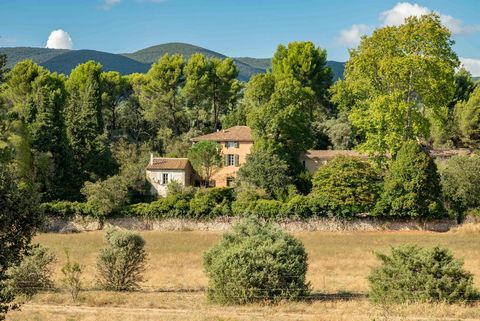 Are you ready for a project? South Luberon, near Lourmarin, 30 minutes from Aix-en-Provence and its TGV station. Exceptional property to renovate. This magnificent agricultural estate of almost 33 hectares and its 19th century bastide is located in t...
