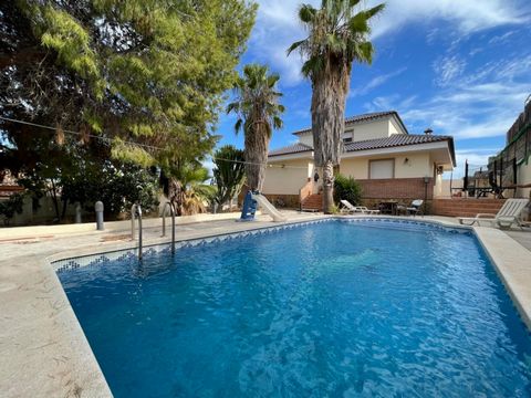 Today we present this spectacular villa in the Las Torres de Cotillas preserve. It consists of a 1150 m plot with a swimming pool and very spacious exteriors. The house has four bedrooms, a large kitchen, three bathrooms, a super spacious living room...
