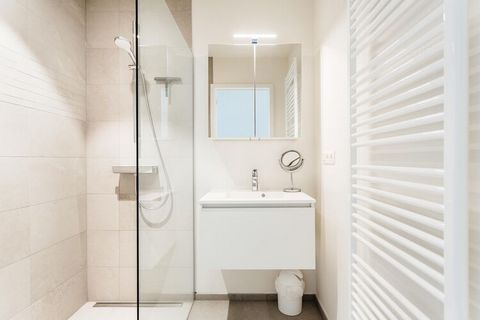 Apartamento nuevo de lujo moderno en Zeedijk con 2 dormitorios en el cuarto piso con ascensor. Amplio salón con vista frontal al mar. Cerca de las dunas. Amueblado en estilo moderno y equipado con todas las comodidades. No se permiten mascotas. Dispo...