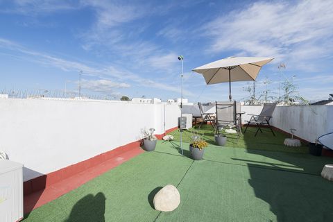 Dit gezellige appartement gelegen in Chipiona verwelkomt 4 gasten. Het terras, gelegen op een hogere verdieping dan het appartement, is ideaal om te genieten van de zuidelijke zon en te ontspannen tijdens het zonnebaden. Er staat ook een tafel die pe...