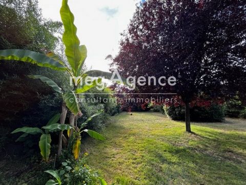 Discover this opportunity to acquire a building plot of 1225 m² 15 minutes from the city center of Angers and the train station! In a residential area of Trélazé, close to Justices and the Santé village, this large plot of land, nestled in a square, ...