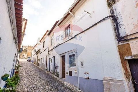 Wonderful villa located in the magnificent historic area of Estremoz next to the Pousada Rainha Santa Isabel. Composed on the ground floor, kitchen, living room, and bathroom. 1st Floor: 2 bedrooms and 1 bathroom with whirlpool. Super safe investment...