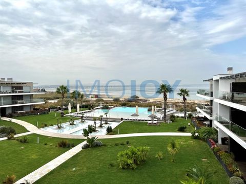 Have you ever thought about living in a hotel? Inserted in this 4-star Resort and with all the associated amenities, this 3 bedroom apartment has a privileged view of the river and the entire Vasco da Gama bridge, outdoor pool and meticulously arrang...
