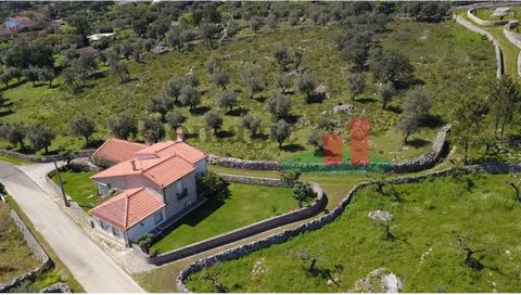 House located in the village of Serra de Santo António, municipality of Alcanena, district of Santarém. Completely restored in stone and surrounded with the traditional stone-on-stone wall, with exclusive details. With a large kitchen, living room th...