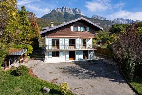 Menthon St Bernard, at the end of a long drivway traditional house in the heart of the village Menthon St Bernard, in the heart of the village: traditional house with around 200 m2 living space, on 1,030 m2 of land, close to all amenities Accommodati...