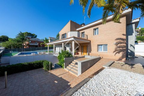 This detached house is located in the town of Castellvell del Camp, in the “La Flor Del Camp” development , surrounded by a natural area of Mediterranean landscape and with views over the Camp de Tarragona. The house invites you to calm with its gard...