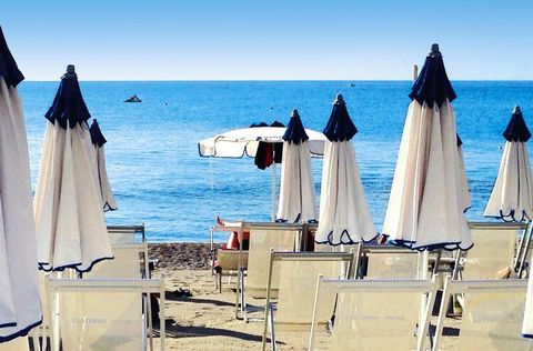 Residence in Pietra Ligure just 150 m from the beach in a quiet location. In the evening, stroll through the picturesque old town on the palm tree promenade, which is well worth seeing. Activities nearby: Stroll through the beautiful old town with it...