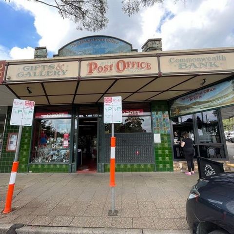 Commercial and residential two sets of properties, Located in The Basin Golden Triangle, the bus directly runs to Wantirna Westfield/Bayswater。 Front operated Post, long-term stable lease $2,700/m. Back 3 bedroom 1 bathroom double garage, 130+sqm, re...