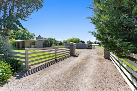 Offering a glorious gateway to boundless opportunity for hobby farmers, horse lovers, tradesmen or treechangers, this 6-acre property (approx) with a sweet modern farmhouse delivers an idyllic lifestyle of peace, privacy and picturesque rural vistas....