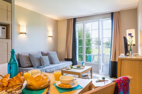Only a few kilometres from the D-Day beaches and the centre of Port-en-Bessin, the Green Beach residence is set in the heart of the Omaha Beach golf course. It comprises comfortable '