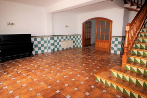 RENT WITH OPTION TO BUY!Beautiful house in the center of Bonastre, with beautiful views of the town and mountains, located in a beautiful area.It consists of 320 m2 built, distributed over 3 floors, on the ground floor a 30 m2 parking for 3 cars and ...