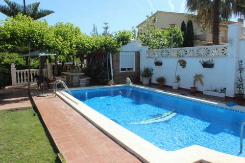 Beautiful villa of 180 m2 with private pool, garden of 400 m2 and FURNISHED. It has 7 double bedrooms (plus 4 in the attic), 3 bathrooms, 2 living rooms of 25 m2, 2 independent and equipped kitchens of 15 and 20 m2, storage room, parking space (2 car...