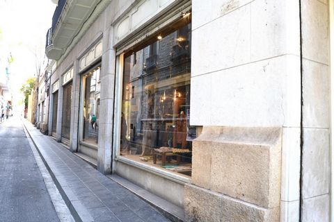 EXCLUSIVE PREMISES ON RAMBLA NOVA IN TARRAGONA, NEXT TO BALCÓN DEL MEDITERRÁNEO. Fantastic premises of 255 m2 with two open floors. It has 2 warehouses and offices. Ducted heating and air conditioning. Shop window two streets away about 20 meters awa...