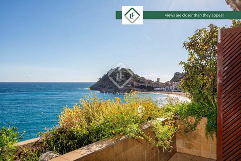 This exceptional apartment is located on the seafront in Tossa de Mar and is part of an iconic building known as El Bunker. It enjoys an unbeatable location and offers a wide range of amenities for its owners, such as a swimming pool, multiple social...
