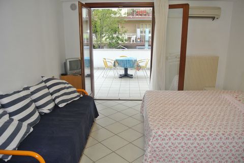 The apartment in Lignano Sabbiadoro has capacity for 2 people. The accommodation is equipped with the following things: terrace, air conditioning, tv.In the butane gas open plan kitchen, refrigerator, freezer, dishes/cutlery, kitchen utensils, coffee...