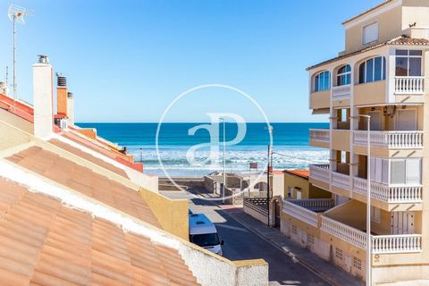 This semi-detached house for sale with a tourist license, located just 50 meters from the beach in one of the best areas of the Valencian Coast, El Perelló (Sueca). This cozy home offers a privileged location to live all year round or as a second res...
