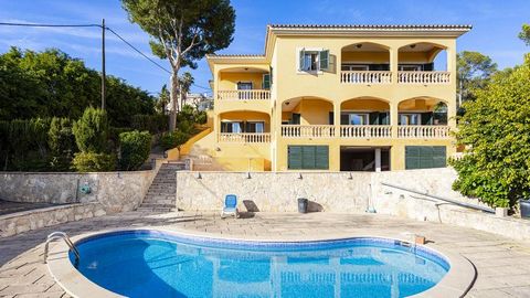 Villa soleada con piso de invitados y piscina privada en una fantástica zona residencial en el suroeste de Mallorca. La propiedad de Mallorca está situada en una amplia parcela de aprox. 1.300 m2 y tiene una superficie construida de aprox. 750 m2. La...