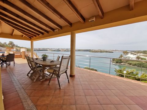Prachtige villa gelegen aan de kust en genietend van een ongelooflijk en prachtig panoramisch uitzicht op de haven van Mahón. Een idyllische plek om te genieten van de zee en de rust vanaf de grote terrassen van het huis, maar ook vanuit vrijwel elke...