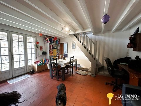 With all shops and schools within walking distance, house of about 85 m2 comprising a living room of 24 m2 with exposed beams, French window opening onto the garden and fireplace with Gaudin wood stove, a separate kitchen of 10 m2 and a hallway givin...