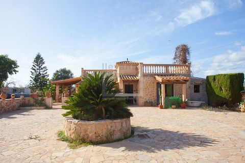 This house, situated on rustic land, is located on the outskirts of S'Illot - Cala Morlanda in a street without traffic and with only two neighbours. The house, which has a plot of 1200 m2, is completely fenced, with access barrier, has a huge terrac...