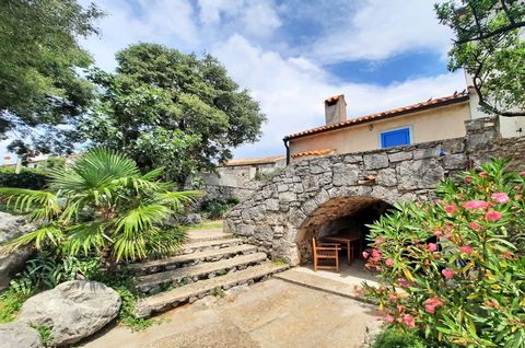 The island of Krk, town Krk, wider area, adapted old stone house surface area 85 m2 for sale, with garden, 1000 from the sea. The house consists of ground floor with living room, kitchen, dining area, bathroom, toilet and terrace and the first floor ...