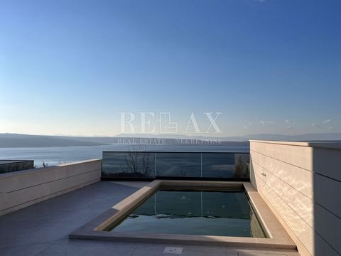 Crikvenica - Appartamento con piscina in villa urbana. Questo elegante appartamento si trova in una villa urbana e offre una splendida vista sul mare. L'appartamento dispone di 2 camere da letto, ognuna con il proprio bagno, un servizio igienico sepa...