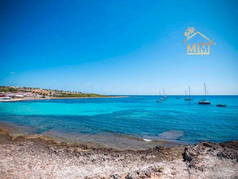 Punta Prima| Property a few meters from the beach This is a great opportunity to invest and acquire a property in a privileged location and with unbeatable views. The property is in need of renovation and consists of 6 bedrooms, 2 bathrooms, a toilet...