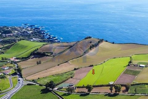 Opportunité unique : Terrain avec vue sur la mer et la montagne sur l’île de São Miguel, Açores Situé dans la pittoresque Água de Pau, sur la magnifique île de São Miguel, aux Açores, ce terrain offre une opportunité exceptionnelle de construire la r...