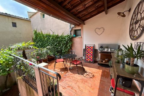 In the heart of the village of SAINT QUENTIN LA POTERIE. Come and discover this pretty and really cozy village duplex, with an area of 76.69m2 Loi carrez. The living area has on the main level a pretty dining kitchen in an industrial style with a sep...