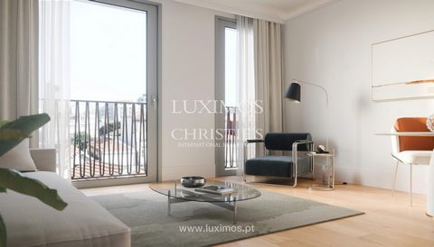 New apartment for rent in the Bonjardim private condominium in the heart of Porto. The property has large , well-distributed areas , a practical and functional layout and excellent sun exposure that provides unique light . The noble finishes and mate...
