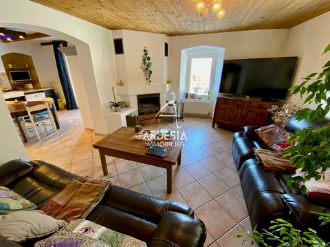 We offer you this village house composed of two apartments and a studio in the town of Valloire. The interior consists of: An apartment of about 90m2 type 3 duplex with a large living room, two bedrooms upstairs, a bathroom and a toilet From an apart...